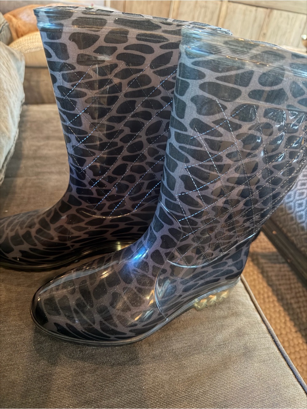 Patterned Black Rain Boots - Picture 4 of 5